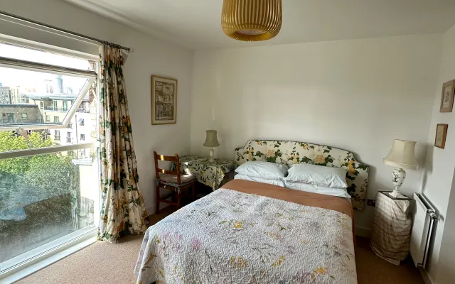 Habitación privada con baño propio junto a la estación de metro