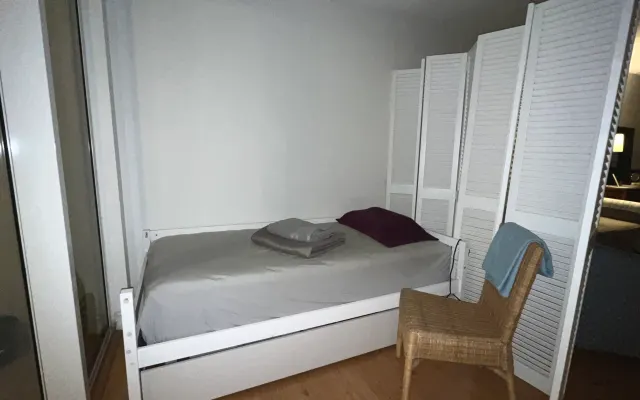 Lit simple avec matelas ferme et confortable dans une chambre partagée