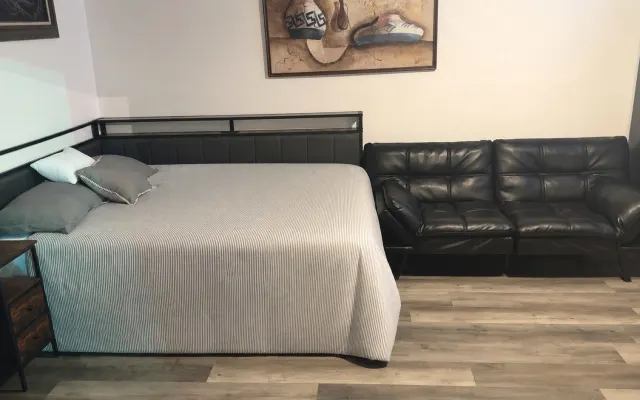 Cozy Studio Near Hwy 99