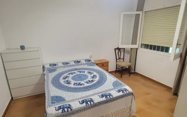 Lindo quarto privado a poucos metros da praia e da estação ferroviária.