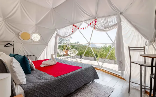 Escapade gay en couple : dôme privé, nature et gastronomie