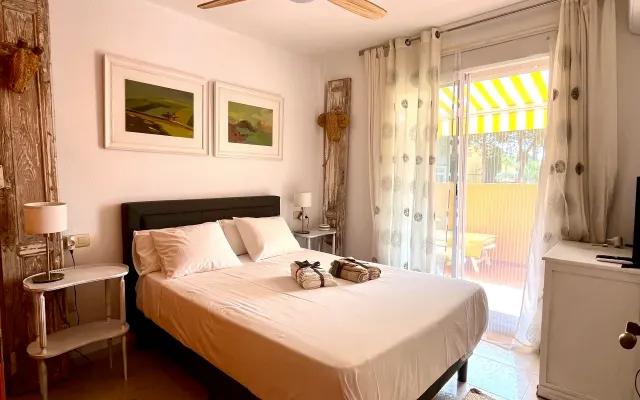 Condomínio naturista. Troca de casa no exterior.