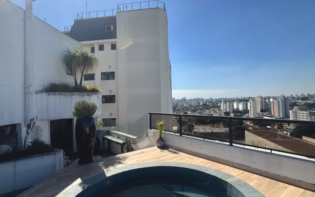 Quarto com banheiro privativo. Cobertura com piscina
