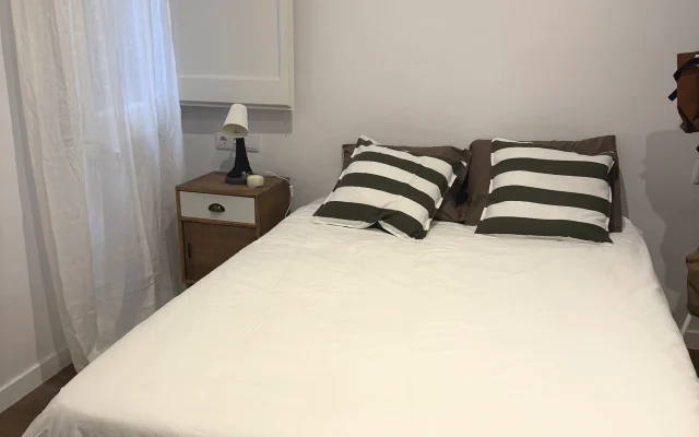 Zimmer in einer eleganten Wohnung in der Nähe der Sagrada Familia