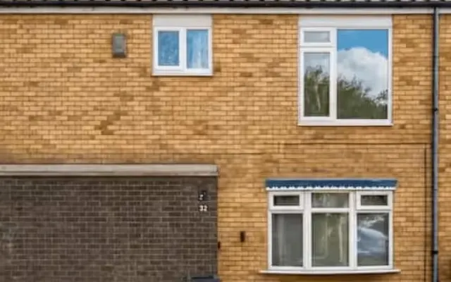 Spacious 2 bed home with Parking and Free Wifi