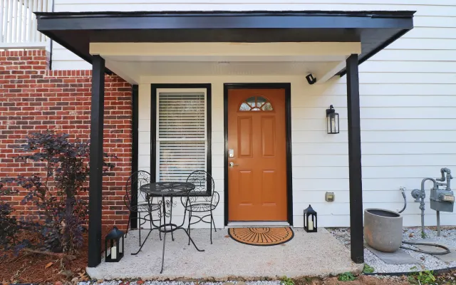 Midcentury-inspired flat with private entrance