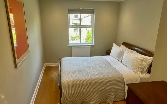 Bedroom available in Kennington house with garden