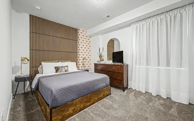 Private Suite w/ensuite, lounge, gym, dining, work space in Denver