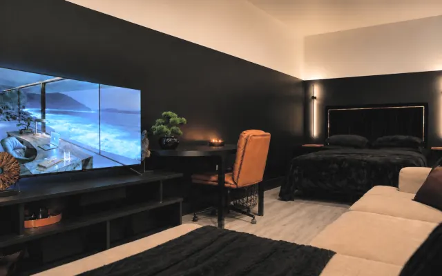 Moody Modern Houston Retreat, Free Parking
