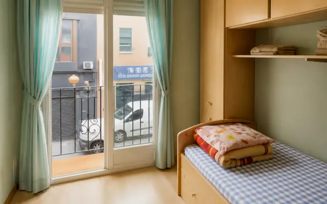 Private single room with balcony and A/C in Usera