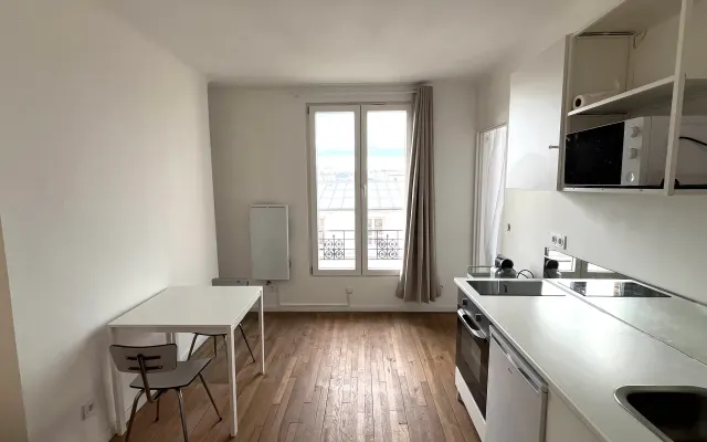 Piso de dos habitaciones cerca de la estación