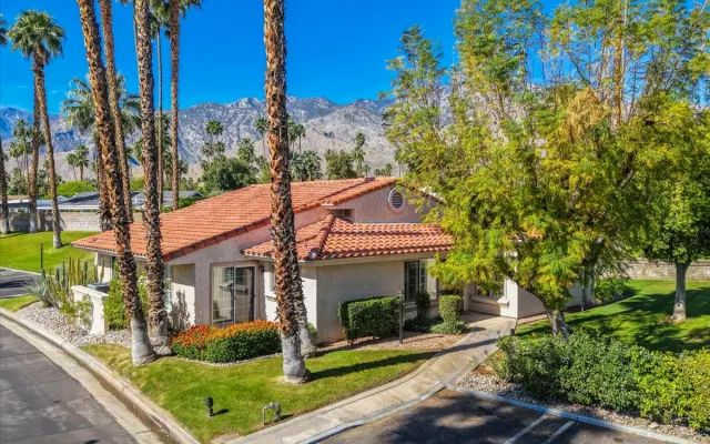 Mesquite Modern | Un elegante refugio con piscina en Palm Springs