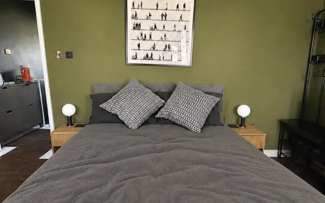 Georgian Terrace in East London. Good Transport. Garden. King Size Bed
