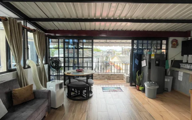 This third-floor apartment with a mezzanine offers a breathtaking view