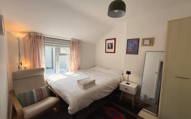Camera doppia: una casa eccentrica e colorata con un cuore
