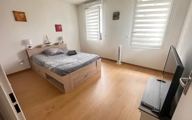Bonita habitación en una casa