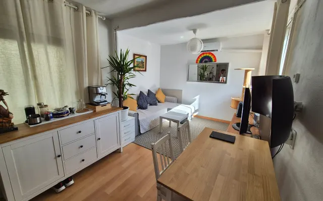 Un buen descanso: Luminosa habitación privada con aire acondicionado.