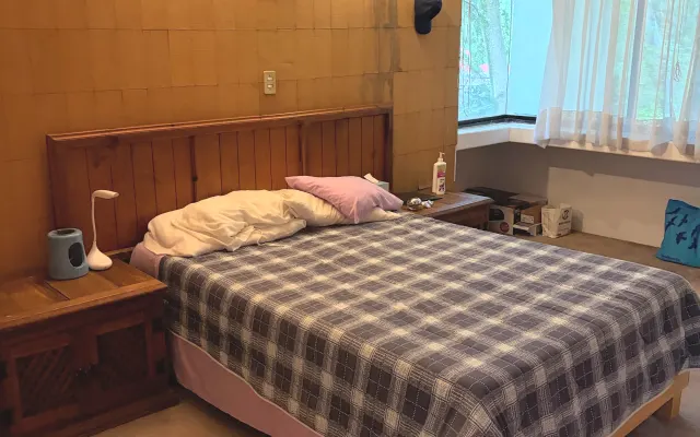 Cozy room in a beautiful house in a wooded residential area