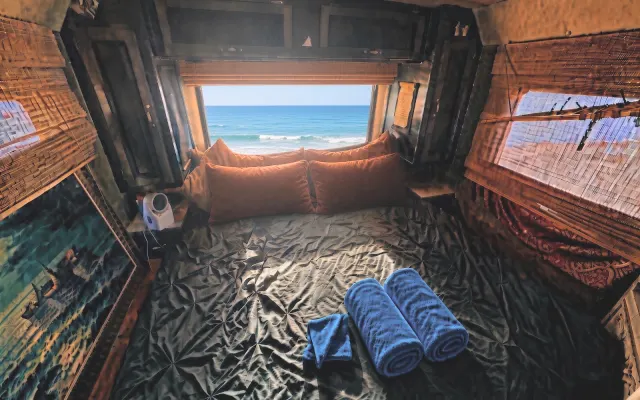 Beachfront property on a budget! (Private room in RV)