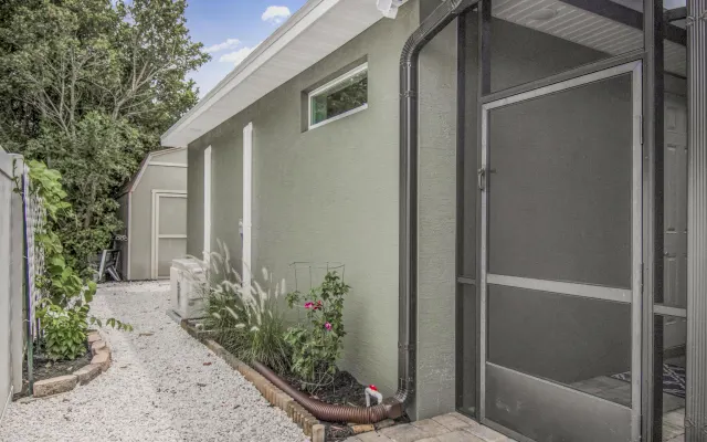 Estilo de C&G – Casita privada junto a la piscina
