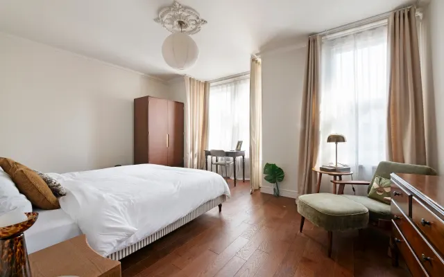 Quarto espaçoso com cama king size em casa eduardiana, em Leytonstone