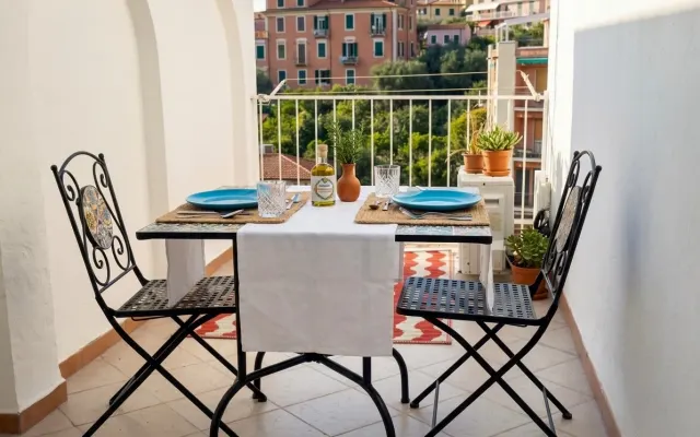 ARCHI BLU LERICI: ultimo piano con terrazza vivibile e parcheggio