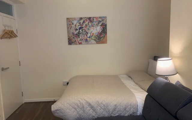 Prime SW1 Studio Suite Full Kitchen , 85’’TV & Workspace