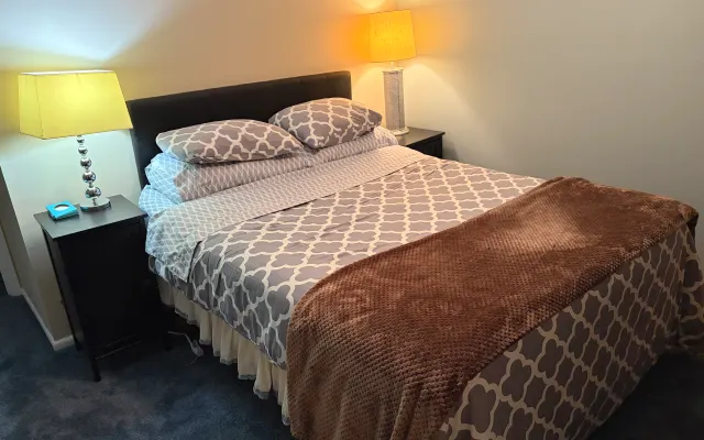 Comfortable Room in Quiet Townhouse, on the way to everywhere