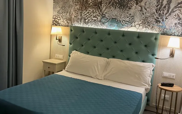 un piccolo ma elegante boutique hotel situato di fronte alla pineta