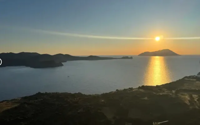 Exceptional Cycladic house with a panoramic view of the Bay of Milos