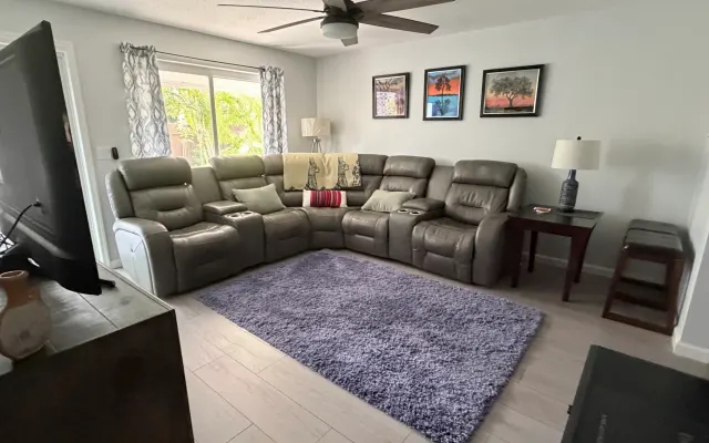 2 BR Unit in duplex 1 mile from Wilton Manors with pool access.