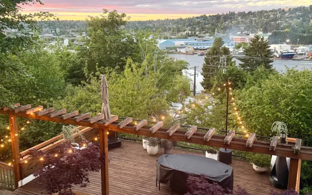 Queen Anne Condo w/ Amazing Views & Private Deck