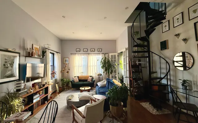 Beautifully furnished private room located 15 minutes from Manhattan