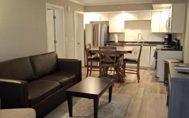 One Bedroom King Suite at Branson King Resort