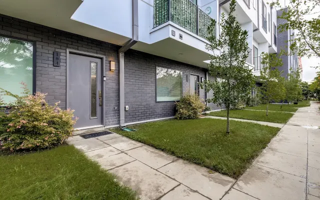 Geräumiges Stadthaus in Dallas mit eigener Garage, Dachterrasse und...