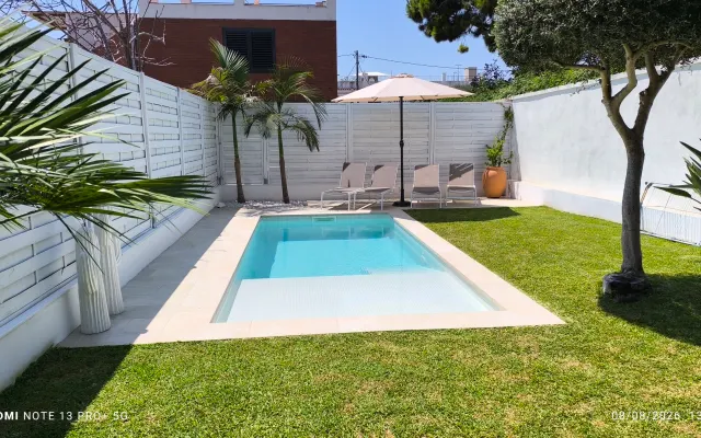 House with a pool, 5 minutes from the beach and downtown Sitges