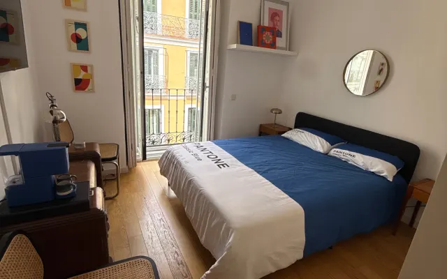 Habitación moderna en el centro de la ciudad