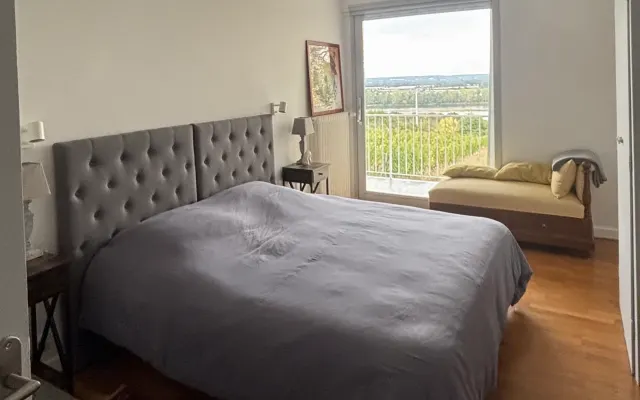 Klimatisiertes Zimmer mit 180-cm-Bett und Blick auf die Weinberge und...