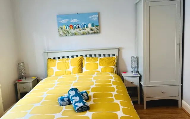 Bright Double with En-Suite, breakfast included, close to town centre