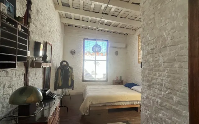 Camera privata con aria condizionata e letto matrimoniale.