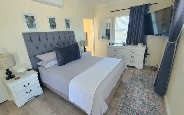 Habitación soleada con baño privado, piscina y terraza, a un paso de...