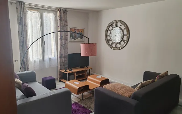 Casa muy bien situada, a un paso de dos líneas de tranvía.