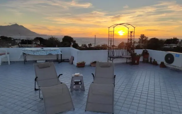 Chambre avec salle de bains privative et terrasse offrant une vue...