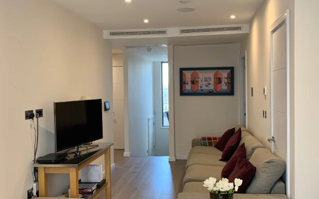 Penthouse with parking and AC, close to Jubilee line