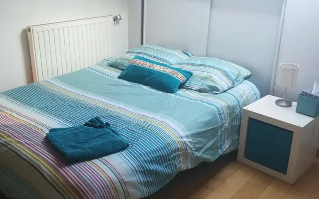 Schönes Zimmer mit Schreibtisch