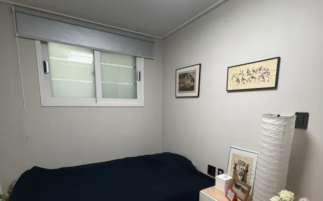Um quarto acolhedor no centro de Seul