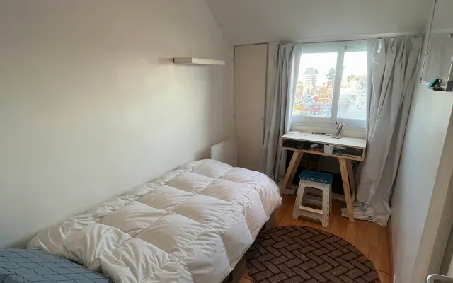 Helles Einzelzimmer im 8. Stock, atemberaubender Blick auf die Stadt