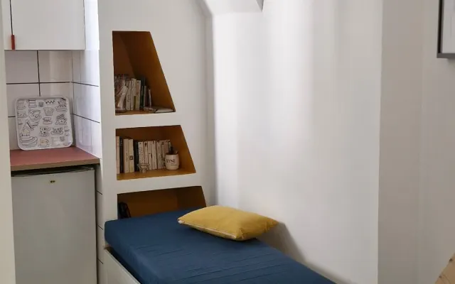 Studette entière au cœur de Neuilly