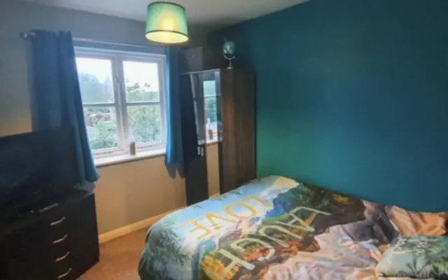 Modern house, 3 miles to city centre with great transport links