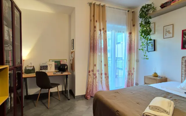Quarto num apartamento com uma vista incrível para o mar! Vem ficar na
